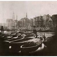 X002149 Historische Fotografie vom Hamburger Binnenhafen; Ewerführer stehen auf ihren Booten | 